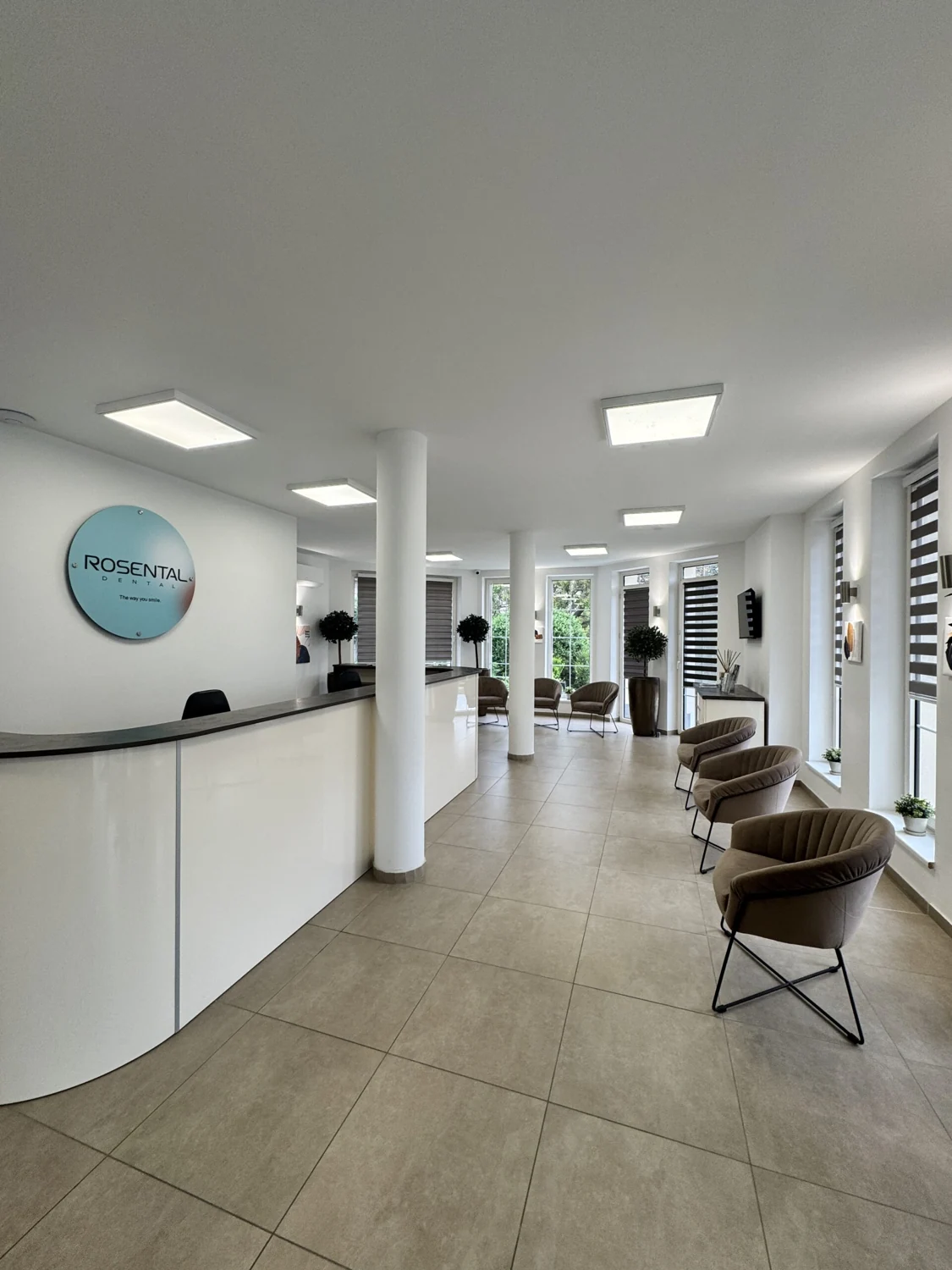 אזור הקבלה במרפאת Rosental Dental